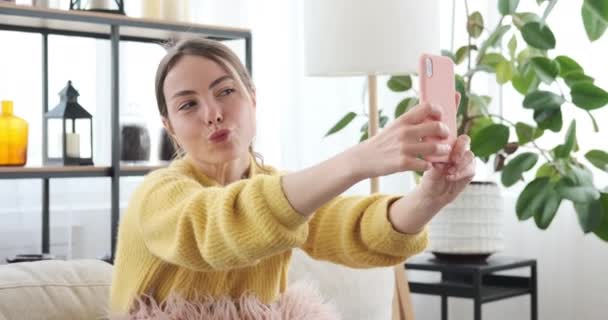 Kobieta robi selfie i wiadomości ze zdjęciem z wiadomością głosową w telefonie komórkowym - Materiał filmowy, wideo
