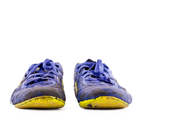 Старые изношенные грязные голубые мини-футбольные ботинки на белом фоне футбол спортивный объект изолирован
 - Фото, изображение