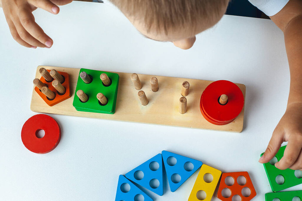  Montessori Holzspielzeug zum Formen lernen. Zahlen von eins bis fünf. Mehrfarbige Figuren Kreis, Quadrat, Rechteck, Dreieck, fünf Gonen. - Foto, Bild
