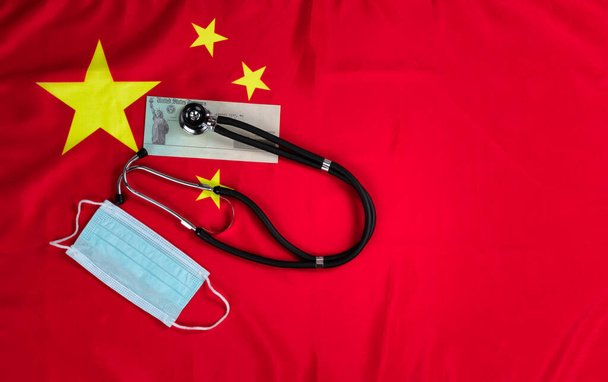 Китайський національний прапор з перевіркою стимулів США і медичне обладнання для концепції Ковід-19 - Фото, зображення