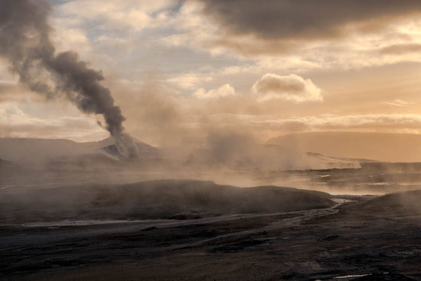 アイスランドのハヴェールにある沸騰したお湯の群衆. - 写真・画像