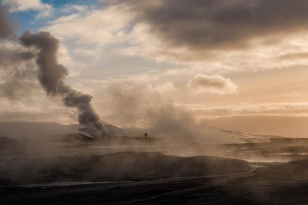 Tłum palących kominów i kałuż wrzącej wody w Hverir, Islandia. - Zdjęcie, obraz