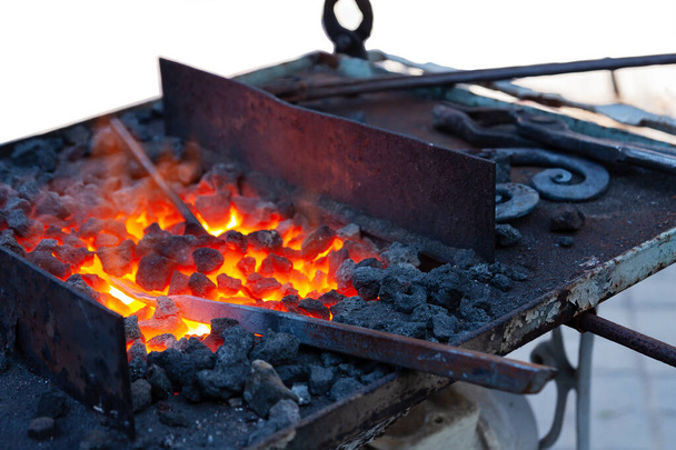 Σφυρηλατημένο, μαγκάλι με ζεστά κάρβουνα, εξοπλισμός close-up - Φωτογραφία, εικόνα