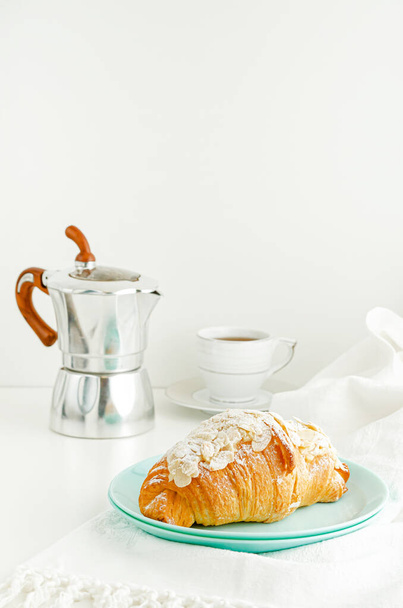 朝食と軽食の背景。白いテーブルの上に新鮮なクロワッサンとコーヒー。垂直 - 写真・画像