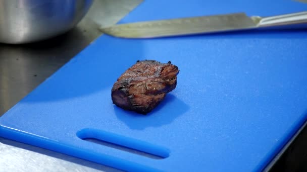 Sült steak szeletelése - Felvétel, videó