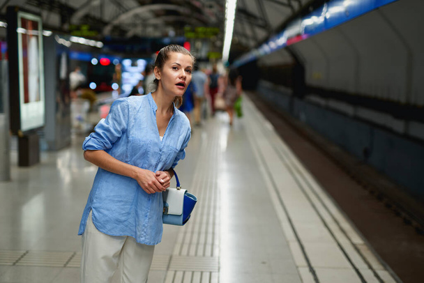Портрет молодої жінки всередині метро
 - Фото, зображення