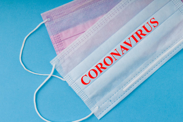 Lékařská maska s nápisem Coronavirus na modrém pozadí  - Fotografie, Obrázek