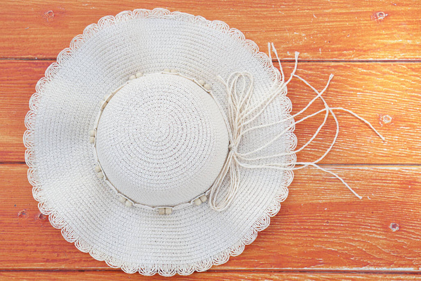 Summer sun hat on the wood floor - Fotografie, Obrázek