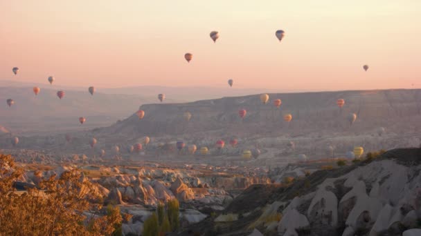 Heißluftballons fliegen über Berge. - Filmmaterial, Video