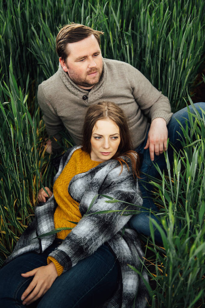 Beautiful hugging couple in love in an early wheat field - Valokuva, kuva