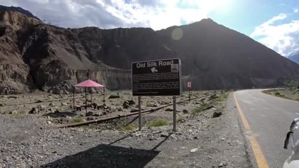Sinal velho da estrada da seda na estrada de Korakoram, a caminho de Hunza
 - Filmagem, Vídeo