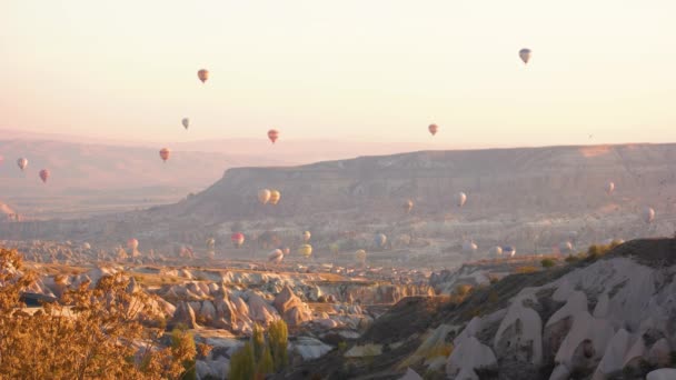 Hőlégballonok repülnek a hegyek felett. - Felvétel, videó