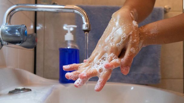 Des mains de femme se lavent dans un évier. Concept de santé, nettoyage et prévention des germes et du coronavirus
. - Photo, image
