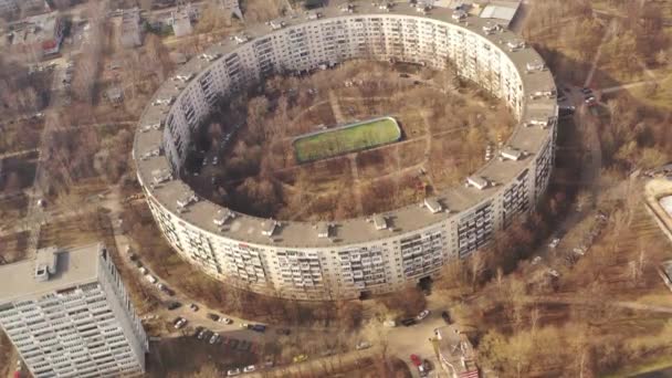 πανοραμική θέα των πολυόροφων πολυκατοικιών και κοντά στην υποκείμενη υποδομή μιας μεγάλης πόλης που απομακρύνεται από ένα drone - Πλάνα, βίντεο