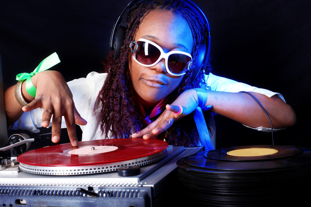 Cool afroamericano DJ en acción
 - Foto, Imagen