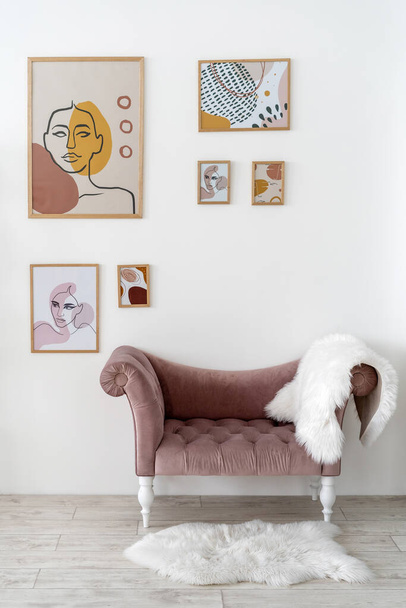 Στοιχείο σχεδιασμού κρεβατοκάμαρας. Κάθετη φωτογραφία του σύγχρονου δωματίου με minimal εσωτερικό, μαξιλάρια έπιπλα, πολυτελή πολυθρόνα, γούνα χαλί, πίνακες στο πλαίσιο στον τοίχο - Φωτογραφία, εικόνα