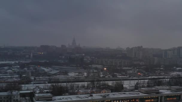 панорамный вид на многоэтажные жилые дома и вблизи базовой инфраструктуры большого города, удаленного от беспилотника
 - Кадры, видео
