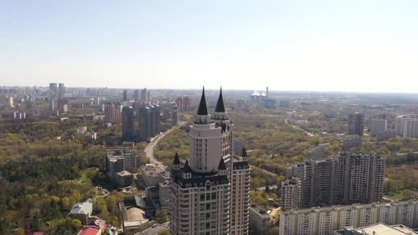 panoramatický výhled na činžovní domy a v blízkosti základní infrastruktury velkého města odstraněného z bezpilotního letounu - Záběry, video