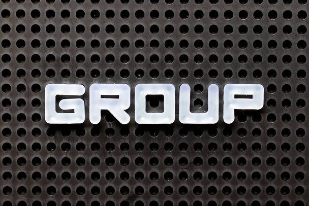 黒のペグボードの背景に単語グループと白の色のアルファベット - 写真・画像