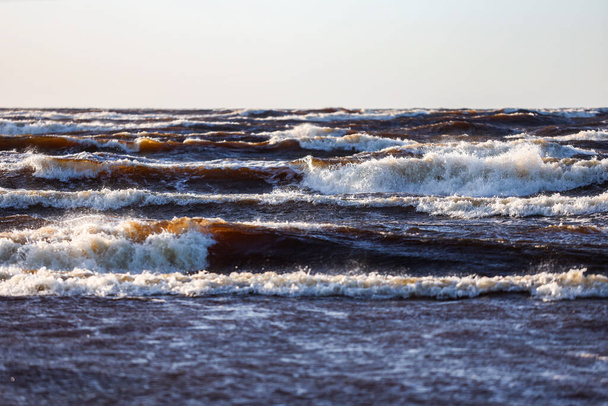 Hermosa vista del paisaje marino de las olas salpicando en un día ventoso. Foto tomada en Europa, Letonia
. - Foto, Imagen