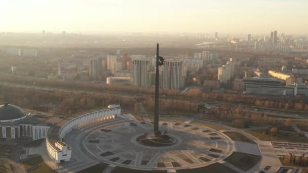 vista panoramica di grattacieli e vicino all'infrastruttura sottostante di una grande città rimossa da un drone
 - Filmati, video