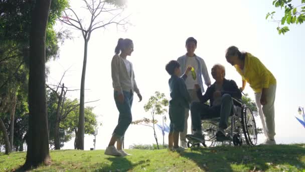três geração asiática família desfrutando ao ar livre atividade no parque
 - Filmagem, Vídeo