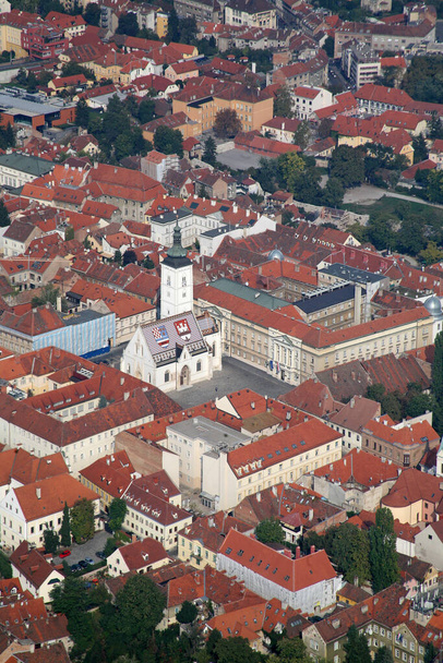 Zagreb Panoraması ile Hırvatistan 'ın Zagreb kentinde St Mark Kilisesi - Fotoğraf, Görsel