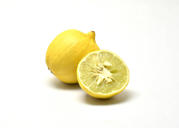 Красивая Лемон изолирована на белом фоне. Спелые лимонные фрукты
.  - Фото, изображение
