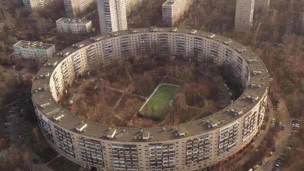 panoramisch uitzicht op hoogbouw appartementengebouwen en in de buurt van de onderliggende infrastructuur van een grote stad verwijderd van een drone - Video