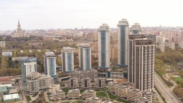 Yüksek katlı apartmanların panoramik manzarası ve İHA 'dan uzaklaştırılmış büyük bir şehrin altyapısı. - Video, Çekim