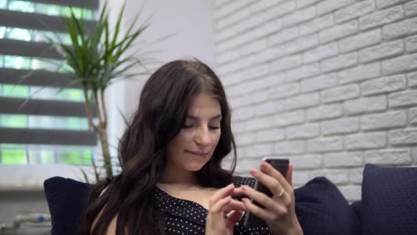 Joven atractiva mujer tomando selfie, chica divertida, quedarse en casa
 - Metraje, vídeo