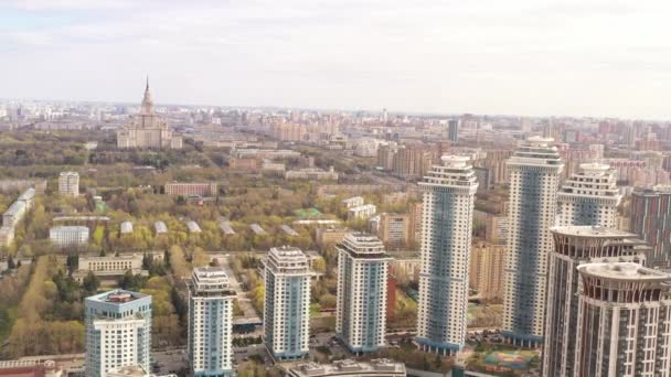 vistas panorámicas de edificios de apartamentos de gran altura y cerca de la infraestructura subyacente de una gran ciudad alejada de un dron
 - Imágenes, Vídeo