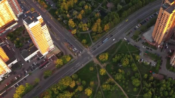 panoramisch uitzicht op hoogbouw appartementengebouwen en in de buurt van de onderliggende infrastructuur van een grote stad verwijderd van een drone - Video
