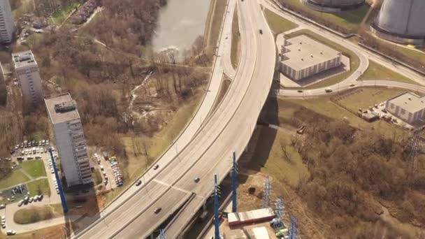 панорамний вид на дорожні перехрестя і автомагістралі великого міста, зняті з безпілотника
 - Кадри, відео