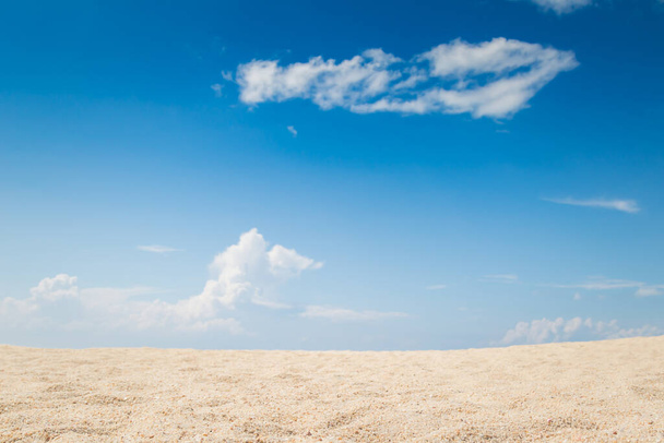 vista de la playa de arena tropical vacía con nube blanca hinchada y fondo de cielo azul - Foto, imagen