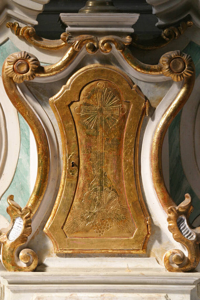 Tabernaakkeli alttarilla Pyhän Antoniuksen Padovan kirkossa Annunciation Neitsyt Marian Klanjec, Kroatia - Valokuva, kuva
