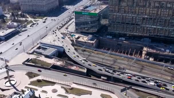 πανοραμική θέα των οδικών κόμβων και αυτοκινητοδρόμων μιας μεγάλης πόλης που γυρίστηκε από ένα drone - Πλάνα, βίντεο