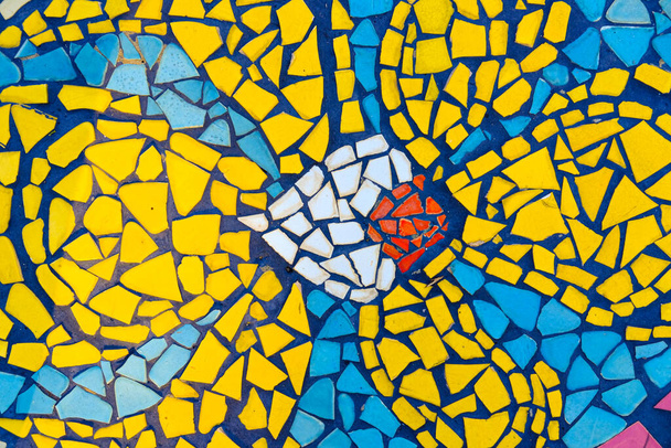 telhas de mosaico de pedra coloridas multi na parede como fundo ou textura, fundo em mosaico
 - Foto, Imagem
