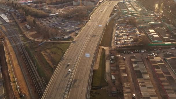 panorámás kilátás az útkereszteződésekre és a drónról eltávolított autópályákra - Felvétel, videó