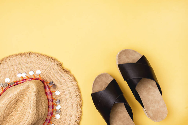 Acessórios de Verão em Fundo Amarelo Chapéu de Palha Verão Mulheres Sapatos de Praia Horizontal Copiar Espaço Férias Fundo
 - Foto, Imagem