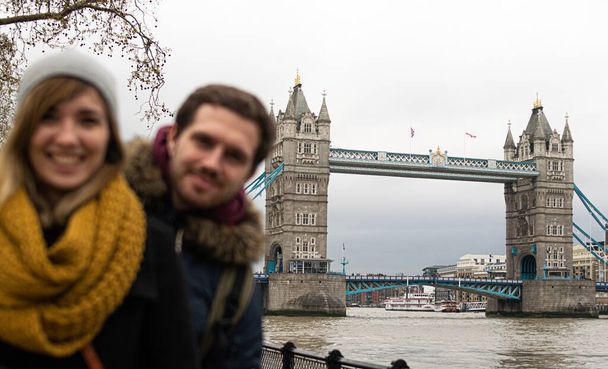 Londra Kule Köprüsü 'nde fotoğraf çeken genç ve çekici bir çiftin fotoğrafı. - Fotoğraf, Görsel