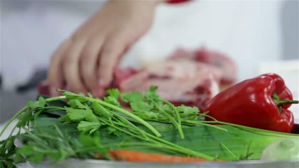 Zeleninový talíř s petrželkou a paprikou připraven na hovězí steaky - Záběry, video