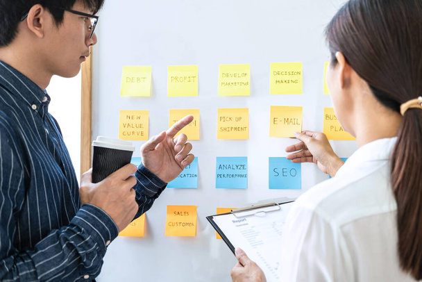 Dos reuniones creativas de gente de negocios y planificación usan notas adhesivas en pizarra blanca para compartir ideas, gráficos de datos de análisis y gráficos con lluvia de ideas de estrategia de trabajo en equipo
. - Foto, imagen