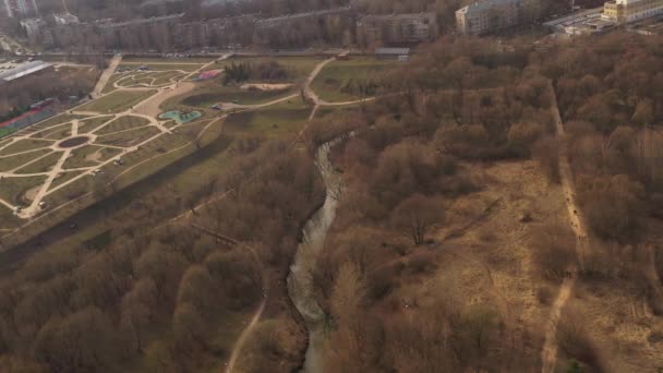 panoramisch uitzicht op het park van recreatiegebieden en het bos verwijderd van de drone - Video
