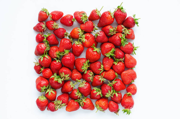 fraises fraîches crues rouges sur fond blanc, vue rapprochée
  - Photo, image