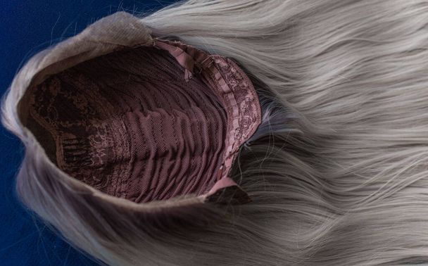 Perücken synthetische und natürliche Haare. Blonde und aschblonde Haare. Schönheitskonzept für Frauen - Foto, Bild
