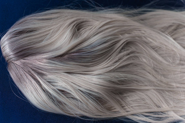 Paruky syntetické a přírodní vlasy. Blonďaté a popelavě blond vlasy. Dámské krásy koncept - Fotografie, Obrázek