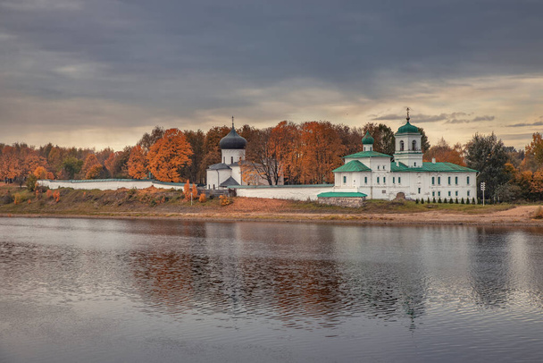 El monasterio de Mirozhsky. Catedral de Spaso-Preobrazhensky (siglo XII) e Iglesia Stefanovskaya (siglo XVII), Pskov, Rusia - Foto, imagen