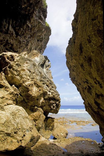 wyjście avaiki jaskinie na plaży, wyspa niue, południowym Pacyfiku. - Zdjęcie, obraz
