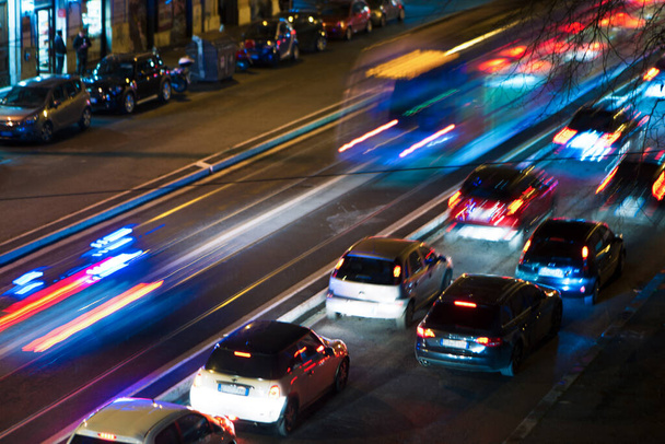 Undurchsichtiger Autoverkehr in der Nacht - Foto, Bild